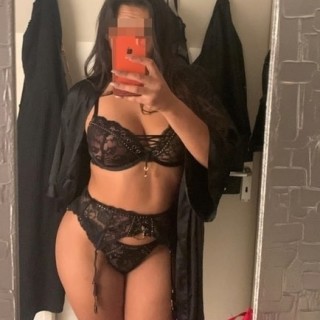 sex-in-frankfurt-am-main-leyla-24jahre-sexy-outfit-durch-ihre-wildesten-traume