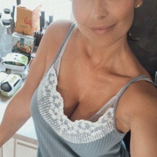 geile-milf-bietet-versaute-bilder-und-videos-an